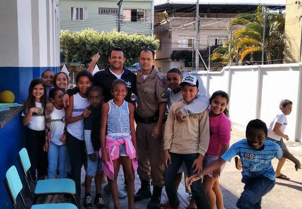 As escolas de Miraí estão envolvidas na campanha antidrogas através de palestras proferidas pelo sargento Coelho