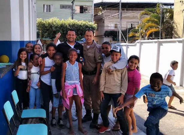 As escolas de Mira&iacute; est&atilde;o envolvidas na campanha antidrogas atrav&eacute;s de palestras proferidas pelo sargento Coelho
