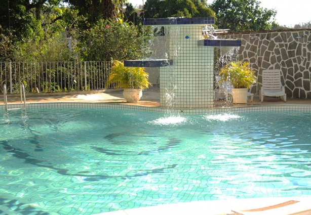 A bela piscina é um dos muitos atrativos que o hóspede vai desfrutar no Hotel Cataguases