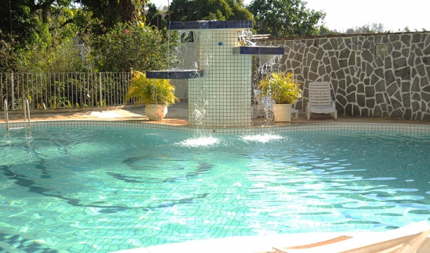 A bela piscina &eacute; um dos muitos atrativos que o h&oacute;spede vai desfrutar no Hotel Cataguases