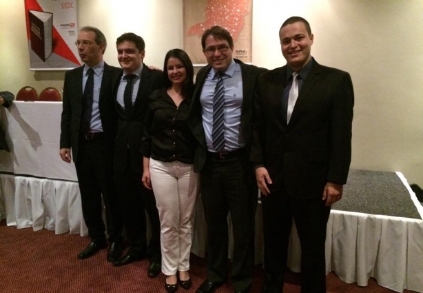 Rafael Vilela Andrade e Vítor Guglinski, com colegas durante o Fórum
