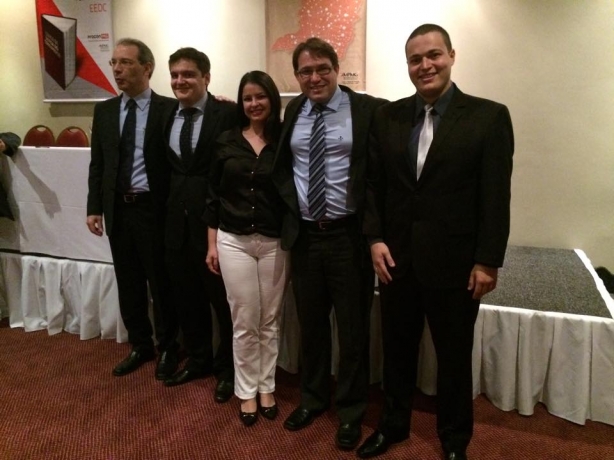 Rafael Vilela Andrade e V&iacute;tor Guglinski, com colegas durante o F&oacute;rum