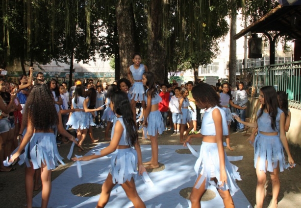 A apresentação dos alunos chamou a atenção das pessoas que passavam pelo local