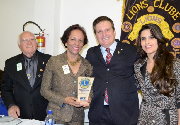 A governadora do Lions Clube, seu marido, com o presidente do Lions e sua Domadora