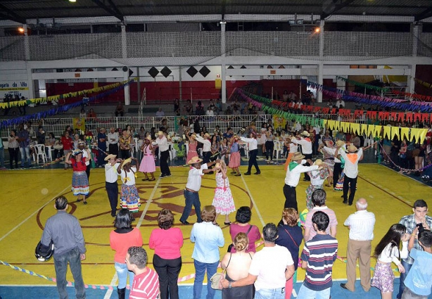 A dança da Quadrilha por integrantes do Pró-Idoso, arrancou aplausos do público