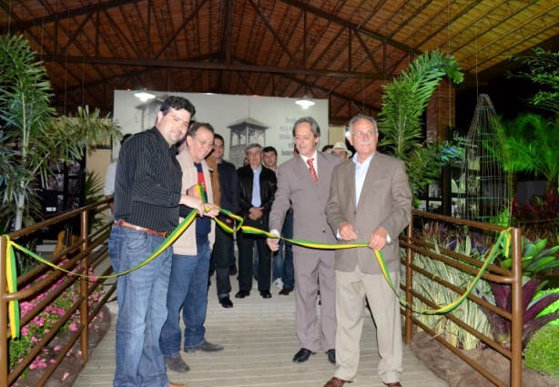 O Secretário João Cruz e o presidente da Coopleste Pedro Junqueira, desenlaçam a fita inaugural 