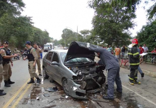 Os dois veículos bateram de frente na região urbana da rodovia em Muriaé