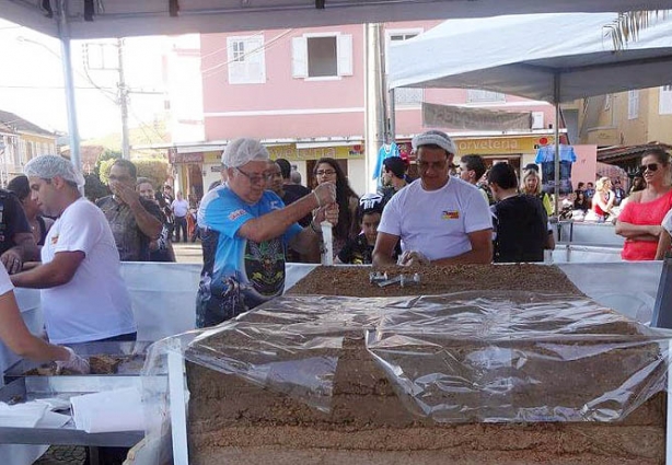 O pé de moleque gigante saiu do programa Hoje em Dia para ser saboreado pela população de Miraí