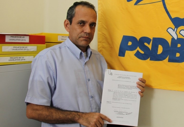 Walmir Linhares mostra sua proposição que pretende reduzir o número de vereadores em Cataguases