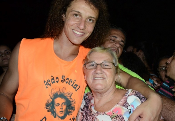 David Luiz tirou fotos, abraçou, jogou futebol e conversou com diversas pessoas 