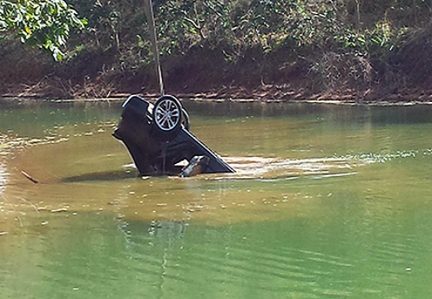 O Honda Civic foi retirado do lago da represa pela equipe dos Bombeiros