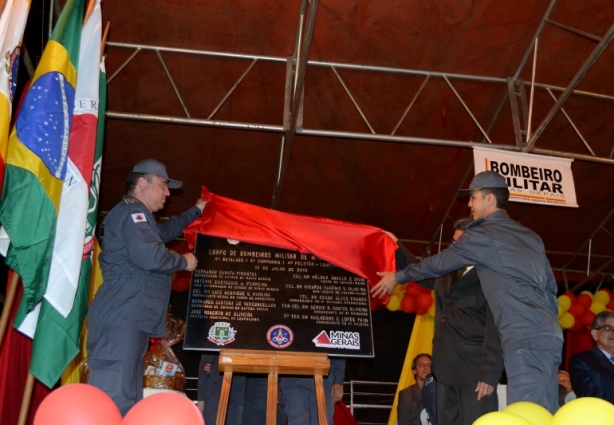 Autoridades fazem  o descerramento da placa alusiva à inauguração do Pelotão do Corpo de Bombeiros