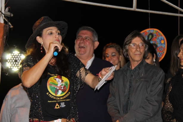 A animadora da festa, Raquel Braga, com o sorridente prefeito Cesinha atr&aacute;s e o secret&aacute;rio de cultural, Zeca Junqueira