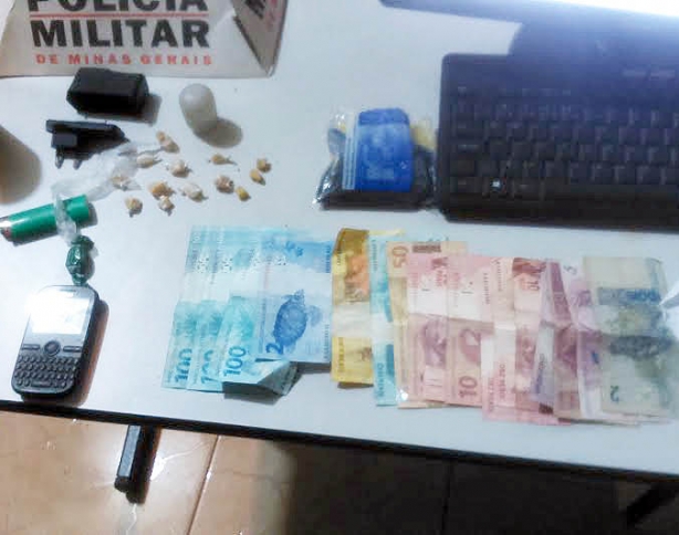 Os policiais apreenderam drogas, dinheiro e celular com os dois rapazes que foram presos