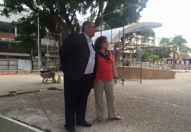 Cesinha e Célia Corsino, durante visita às obras de reforma da Praça Rui Barbosa