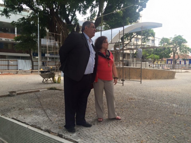 Cesinha e C&eacute;lia Corsino, durante visita &agrave;s obras de reforma da Pra&ccedil;a Rui Barbosa