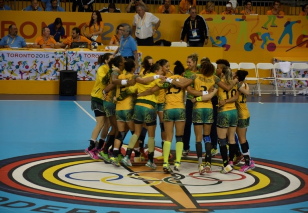 As meninas do handebol comemoram com euforia o pentacampeonato no Pan