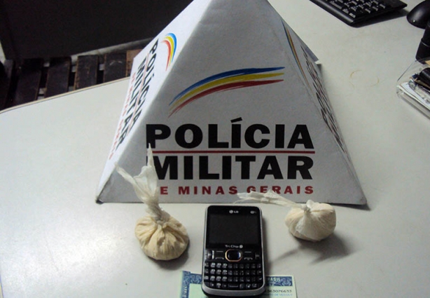 A droga encontrada no veículo foi apreendida e está sendo periciada pelo setor competente da Polícia Civil