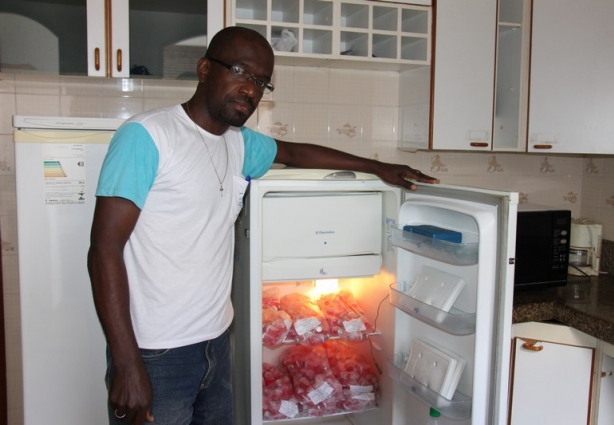 Alencar mostra a geladeira repleta de doses da vacina antirrábica que já está sendo aplicada nos animais da zona rural