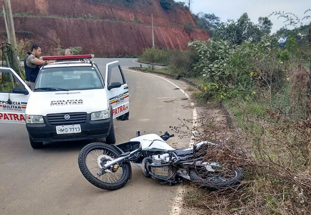 A motocicleta foi abandonada pelo suposto ladrão na entrada da estrada da "ponte sabiá"