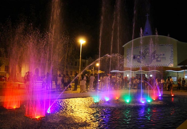 A fonte luminosa da Praça Santa Rita completou 50 anos com música e arte e outras homenagens