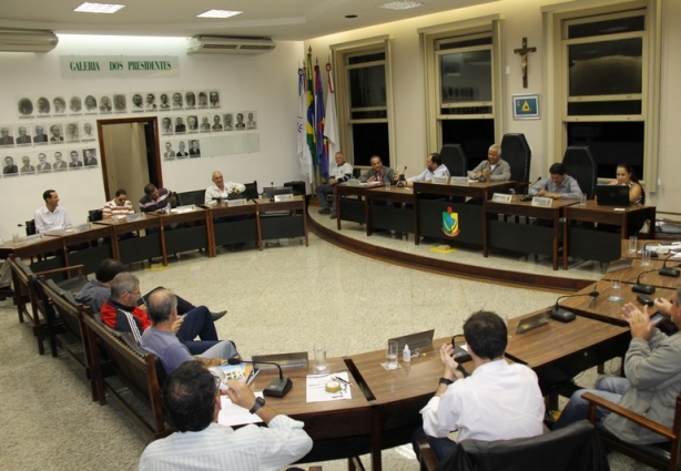 A Câmara retoma nesta noite as sessões ordinárias após um recesso de apenas uma semana