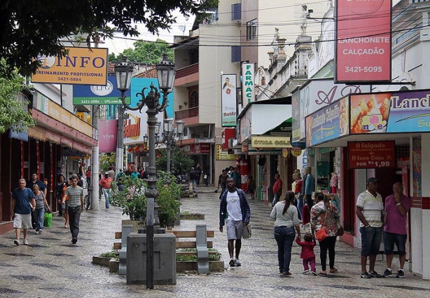 As placas publicitárias existentes na poligonal de tombamento deverão ser adequadas à legislação vigente