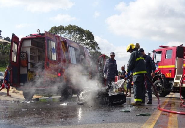 O condutor da motocicleta, que não teve o nome divulgado, foi levado ao hospital em estado grave