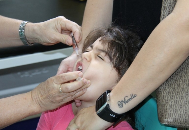 A criança pode ser vacinada nos postos de saúde ou na policlínica municipal
