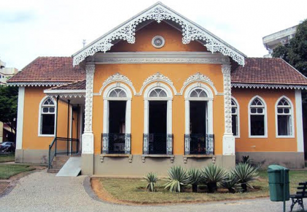 A casa da Chácara Dona Catarina abriga a Biblioteca Municipal e vai receber também a Secretaria de Cultura