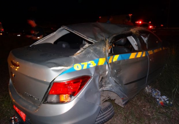 Os ladrões roubaram este taxi e provocaram acidentes na BR-116