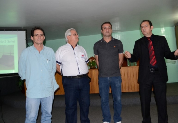 O juiz de Direito Edson Geraldo Ladeira (de gravata) está solidário com o projeto do hospital 