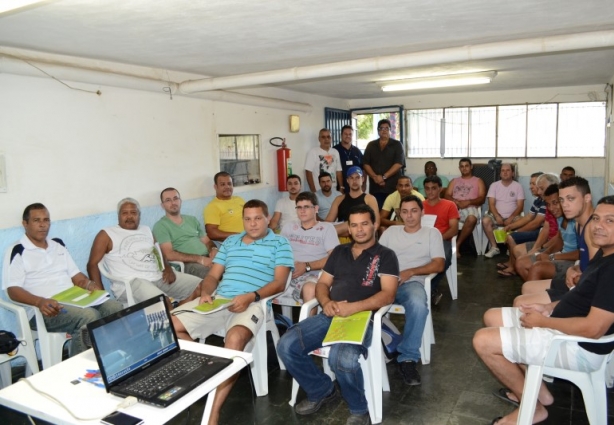 O curso é ministrado de manhã e à tarde para 48 motoristas no total 