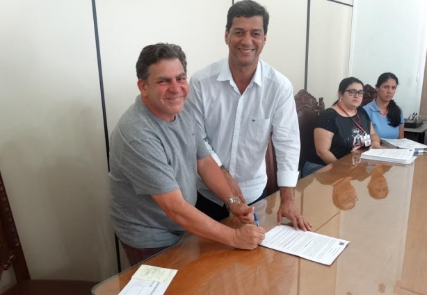 O taxista Ângelo Neves foi o primeiro a assinar a nova permissão juntamente com o Prefeito Vadinho Baião