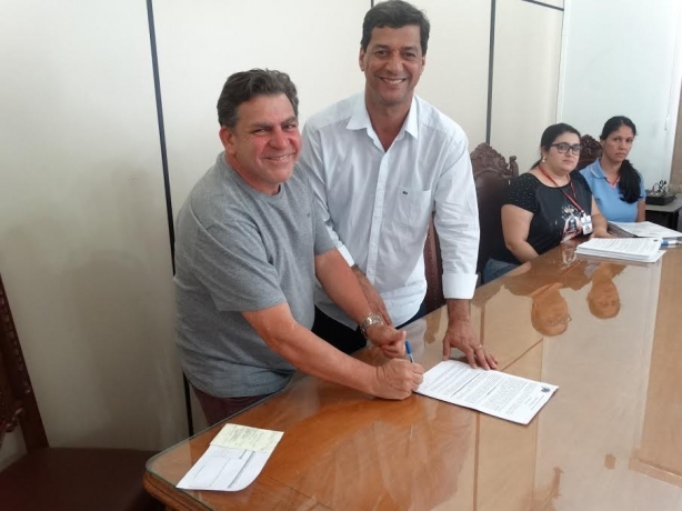 O taxista &Acirc;ngelo Neves foi o primeiro a assinar a nova permiss&atilde;o juntamente com o Prefeito Vadinho Bai&atilde;o