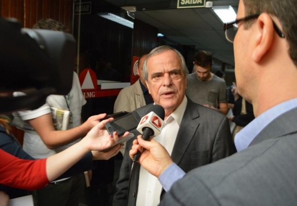 Antônio Júlio de faria, presidente da AMM, explica para a imprensa o movimento desta segunda-feira