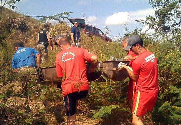 Bombeiros e Defesa Civil resgaram o corpo por volta as 15 horas