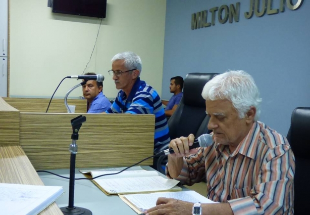 Vereadores de Além Paraíba durante sessão que aprovou o projeto de lei que reduz salário dos secretários municipais