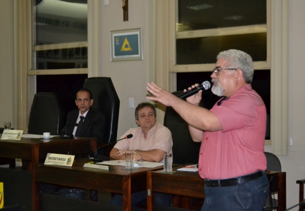O presidente do Sindicato, Paulo de Tarso, em seu pronunciamento: "para reverter este quadro, só a força política"