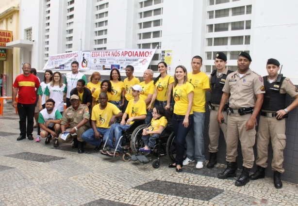 O grupo se reuniu no Calçadão pela manhã onde buscou conscientizar pessoas sobre a importância de dar acessibilidade aos deficientes