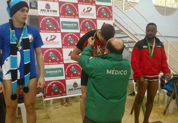 Robson recebe sua medalha de ouro na categoria nado livre 