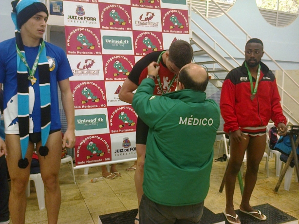 Robson recebe sua medalha de ouro na categoria nado livre 