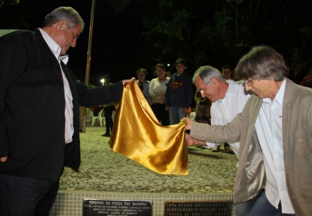 O prefeito Cesinha, o vice-prefeito Sérgio Gouveia e o Secretário de Cultura, Zeca Junqueira, descerram a placa da reinauguração da Praça