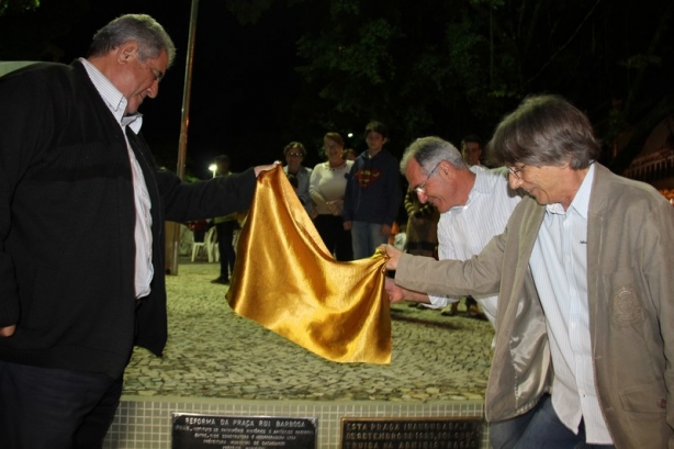 O prefeito Cesinha, o vice-prefeito S&eacute;rgio Gouveia e o Secret&aacute;rio de Cultura, Zeca Junqueira, descerram a placa da reinaugura&ccedil;&atilde;o da Pra&ccedil;a