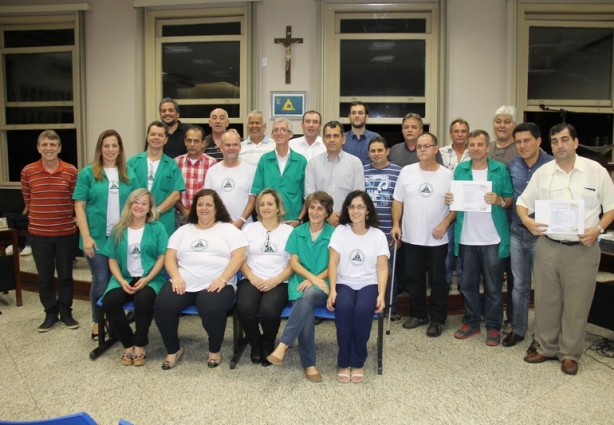 Ex-alunos da Escola Estadual Marieta Soares Teixeira foram homenageados pelo vereador Fernando Pacheco