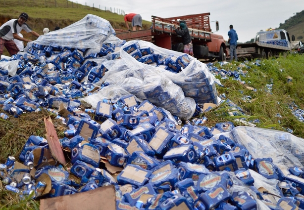 latas de cerveja sem álcool foram espalhadas pela pista 