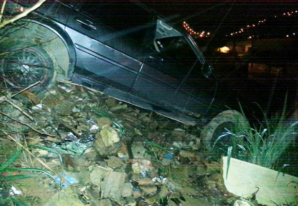 Por pouco o carro não despencou de uma altura de seis metros 