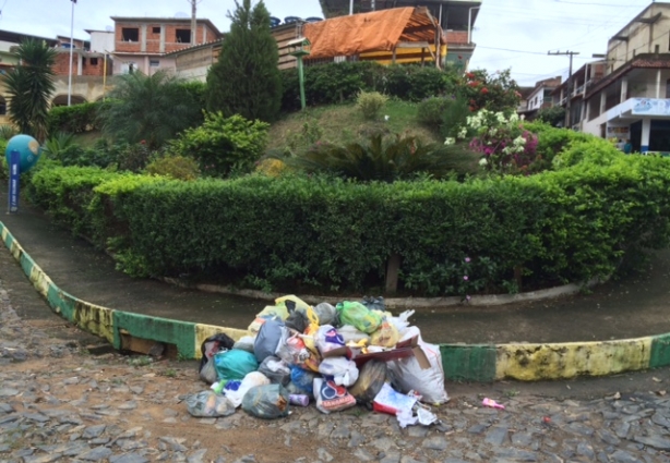 Nesta tarde de segunda-feira o lixo se acumulava em frente à praça do bairro Sol Nascente