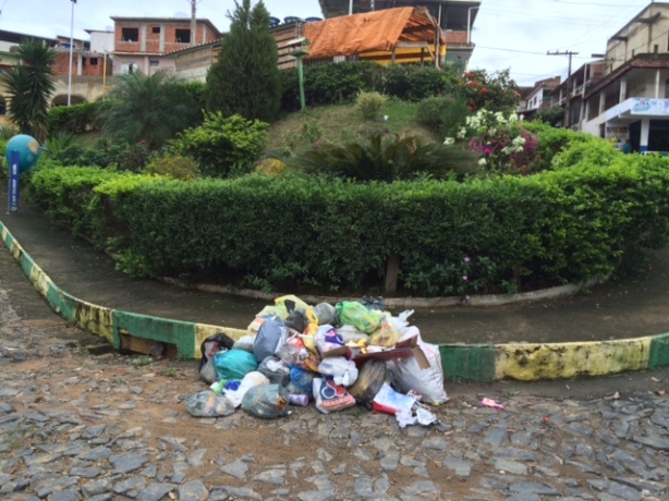 Nesta tarde de segunda-feira o lixo se acumulava em frente &agrave; pra&ccedil;a do bairro Sol Nascente