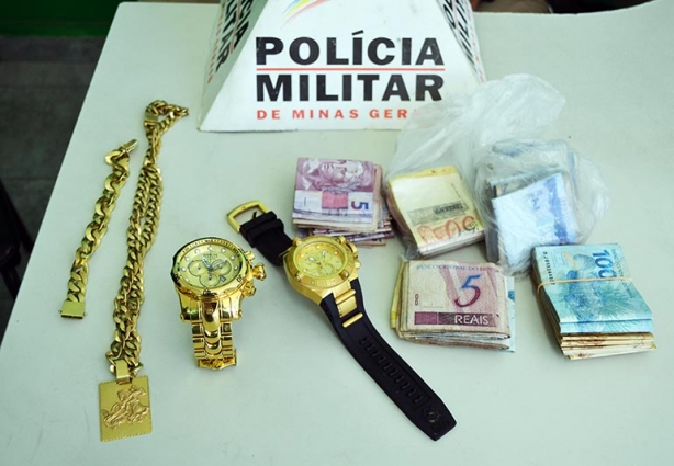 Jóias, relógios de ouro e muito dinheiro foram encontrados nos imóveis visitados pelos policiais